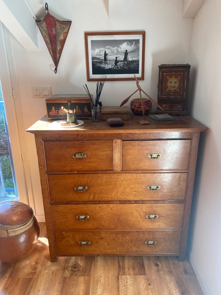 שידה בחדר השינה מספר 2 בקומה הראשונה