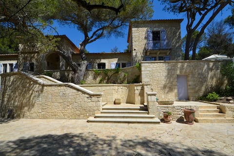 Beautiful Provençal Bastide with pool, air conditioning