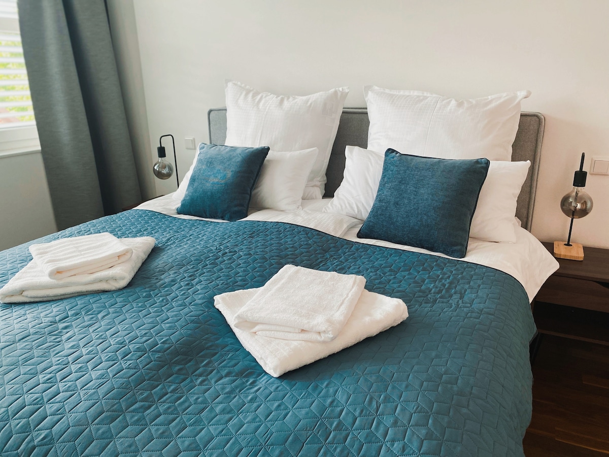 في هذا السرير بحجم كينج 180 × 200، ستجد نومًا مريحًا. 