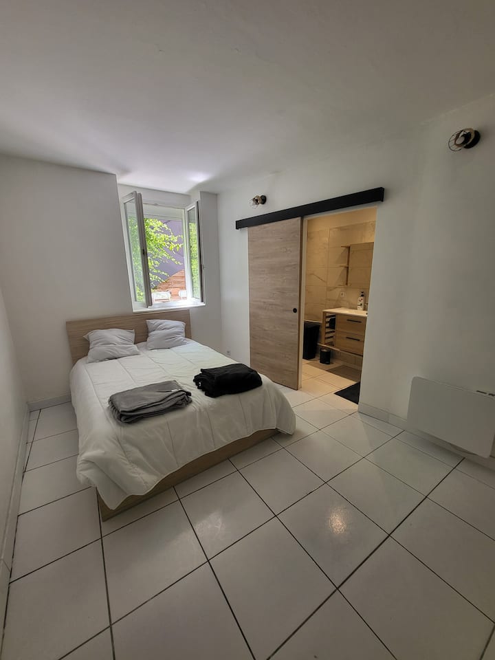 Dhoma ofron një krevat dopio me kapacitet magazinimi.