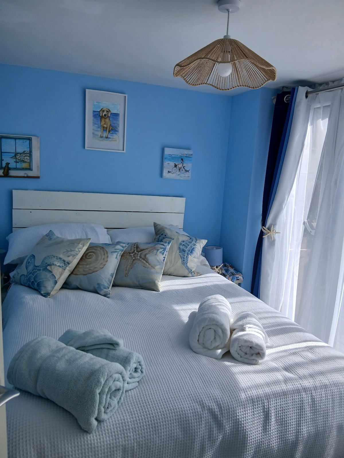 חדר עם נוף, חדר חוף כחול בהיר עם מיטה זוגית