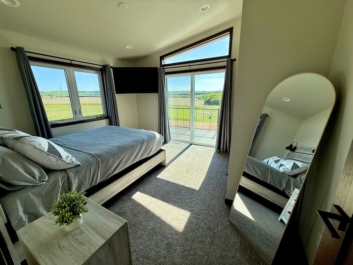 Брачен кревет (широк 150-179 см), паметен телевизор Samsung, огледало со целосна должина, гардеробер,  одете до балкон/тераса