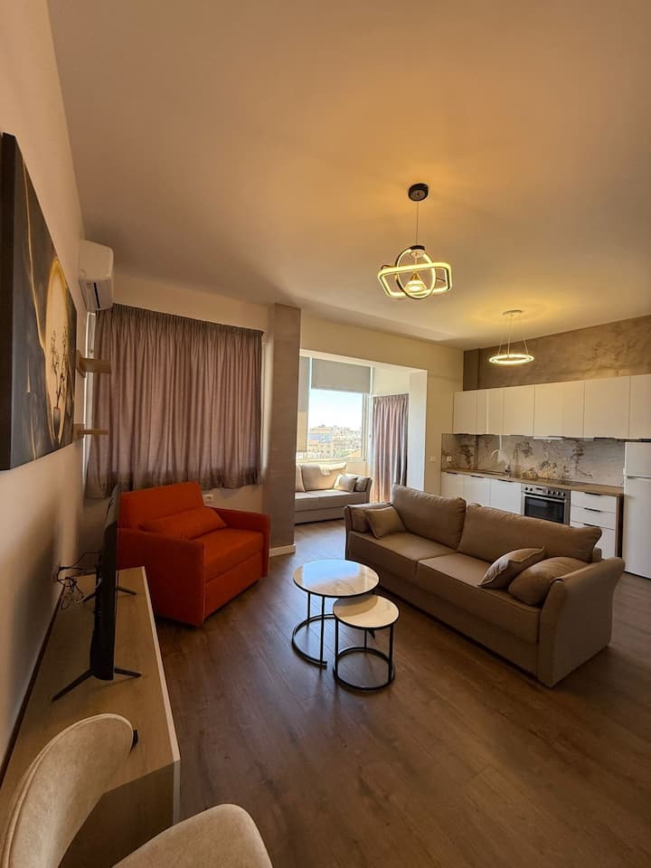 Alle lampen hebben drie verlichtingsopties: zacht natuurlijk licht, rood gekleurd licht en sterk natuurlijk licht. Je kunt ze regelen door de schakelaar aan en uit te zetten! :)