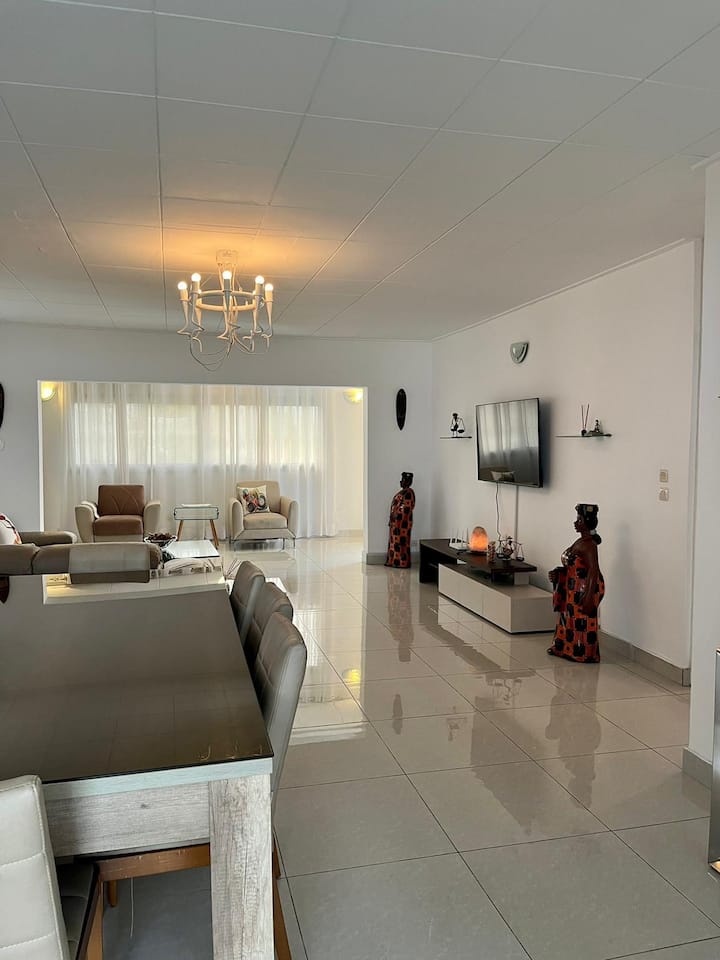 Cosy Villa 05 Chambres Avec Piscine Privée - Abidjan