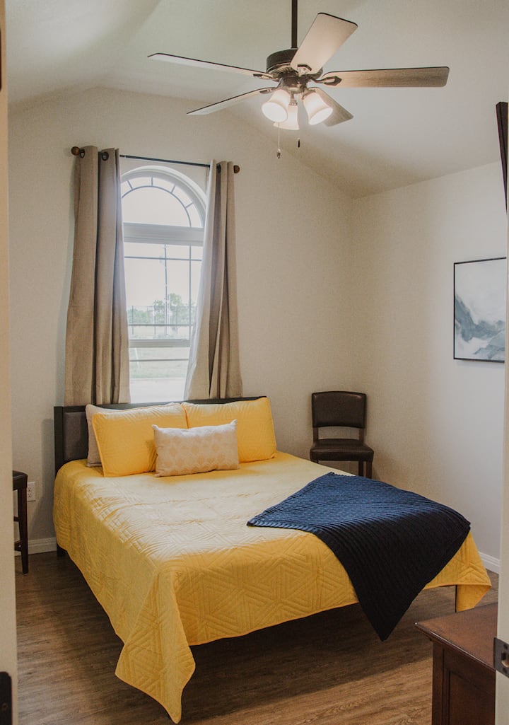 Pokojná spálňa v štýle Tombstone s vysokými stropmi