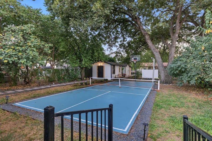 Walkable Foliage Haven with Pickleball Court - Austin