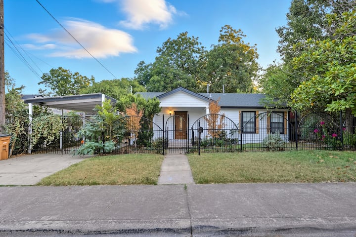 Walkable Foliage Haven with Pickleball Court - Austin