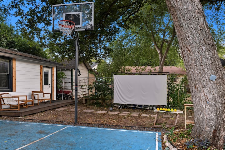 Walkable Foliage Haven with Pickleball Court - Austin