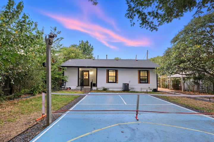 Walkable Foliage Haven with Pickleball Court - Austin