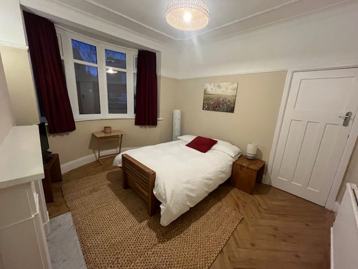 Large Single Room, Friendly House - Stockport