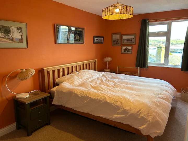 Bračni krevet (250 – 299 cm), odličan madrac, visokokvalitetna posteljina.  I predivan pogled.  