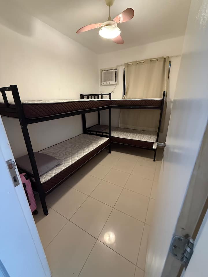 Habitación 2 con aire acondicionado y 4 literas, ¡colchones firmes y cómodos!