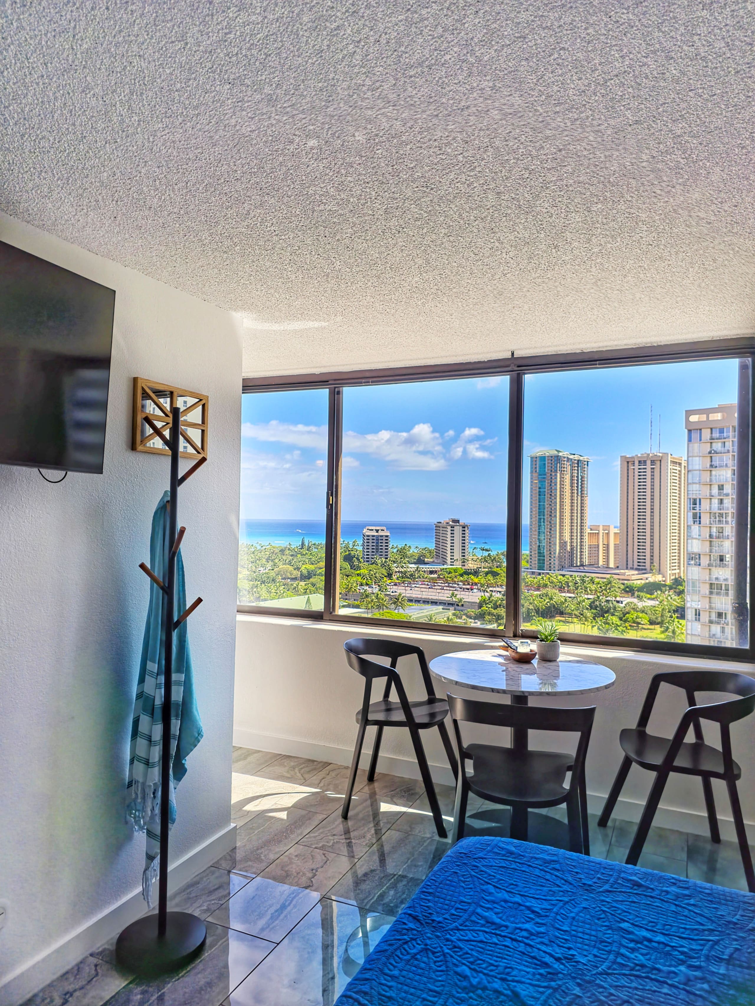 Condo in Honolulu · ★4.98 · Studio · 1 bed · 1 private bath - Image 1