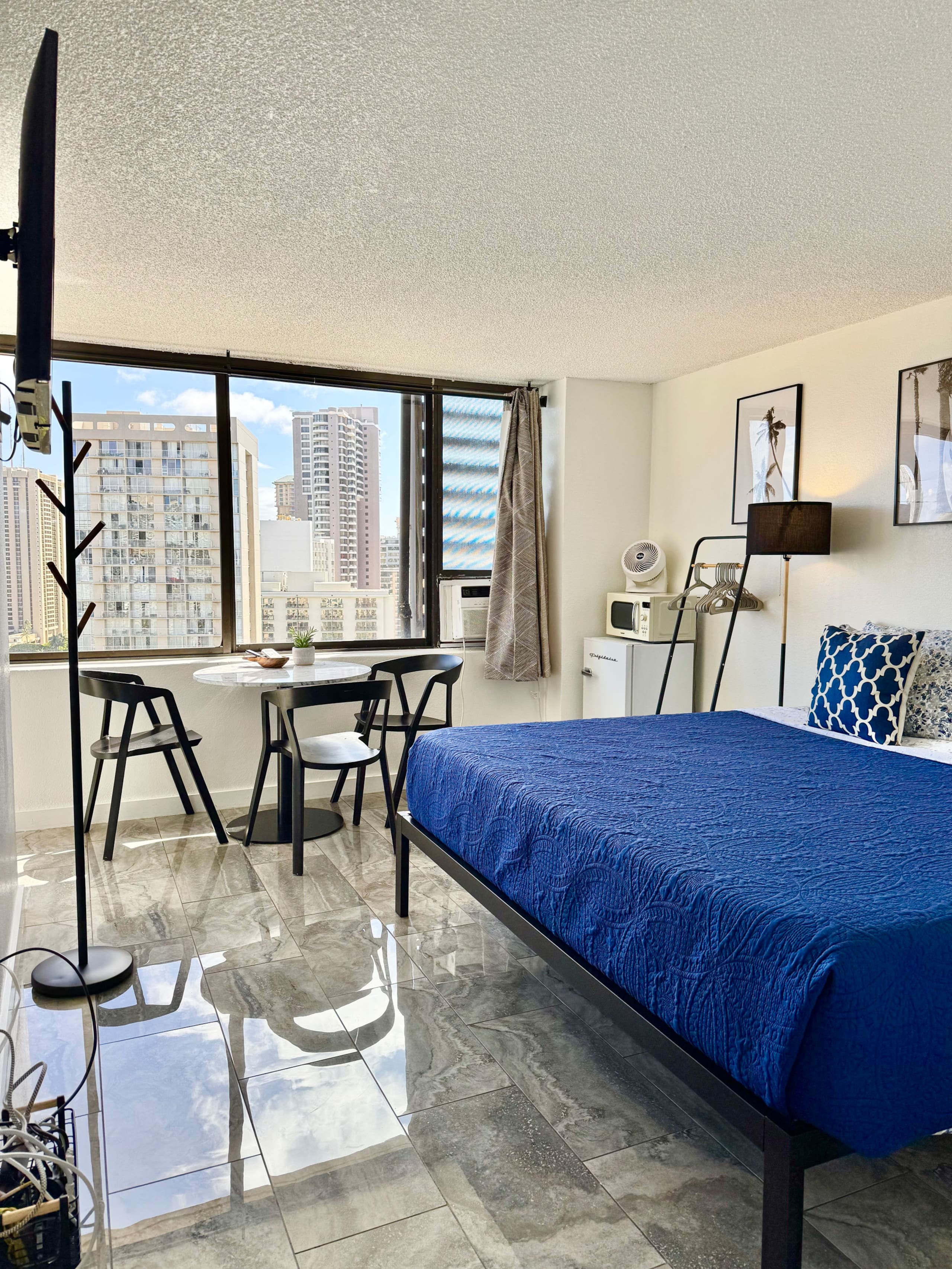 Condo in Honolulu · ★4.98 · Studio · 1 bed · 1 private bath - Image 10