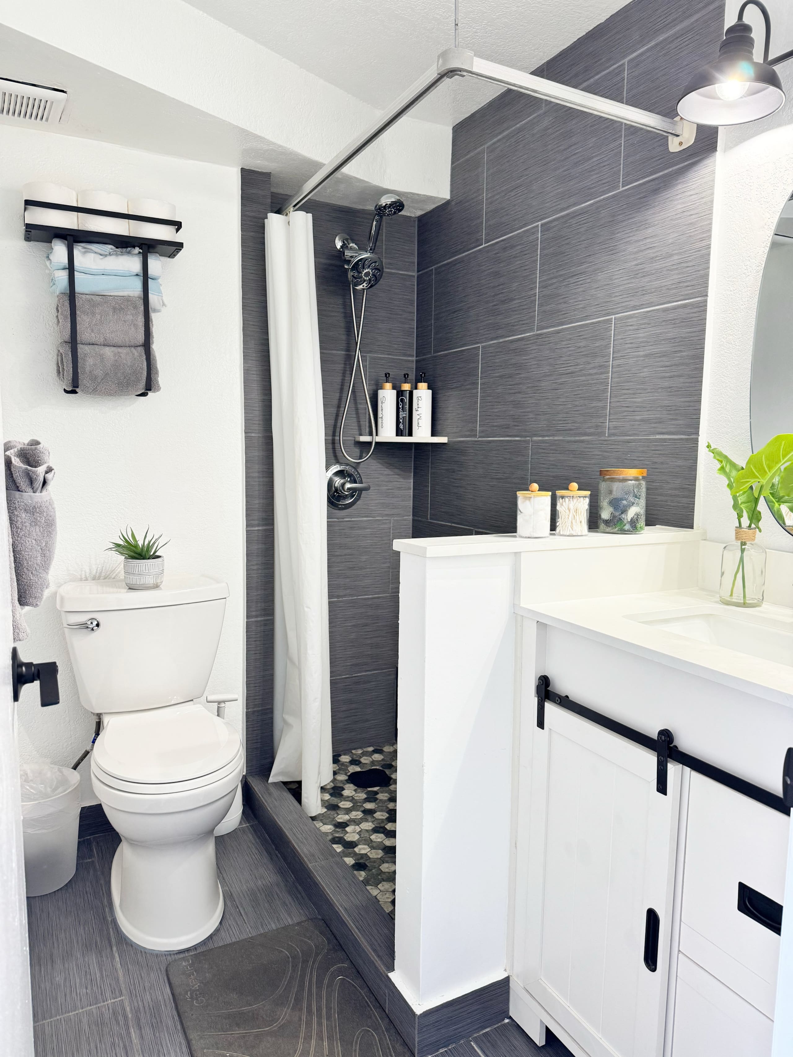 Condo in Honolulu · ★4.98 · Studio · 1 bed · 1 private bath - Image 7