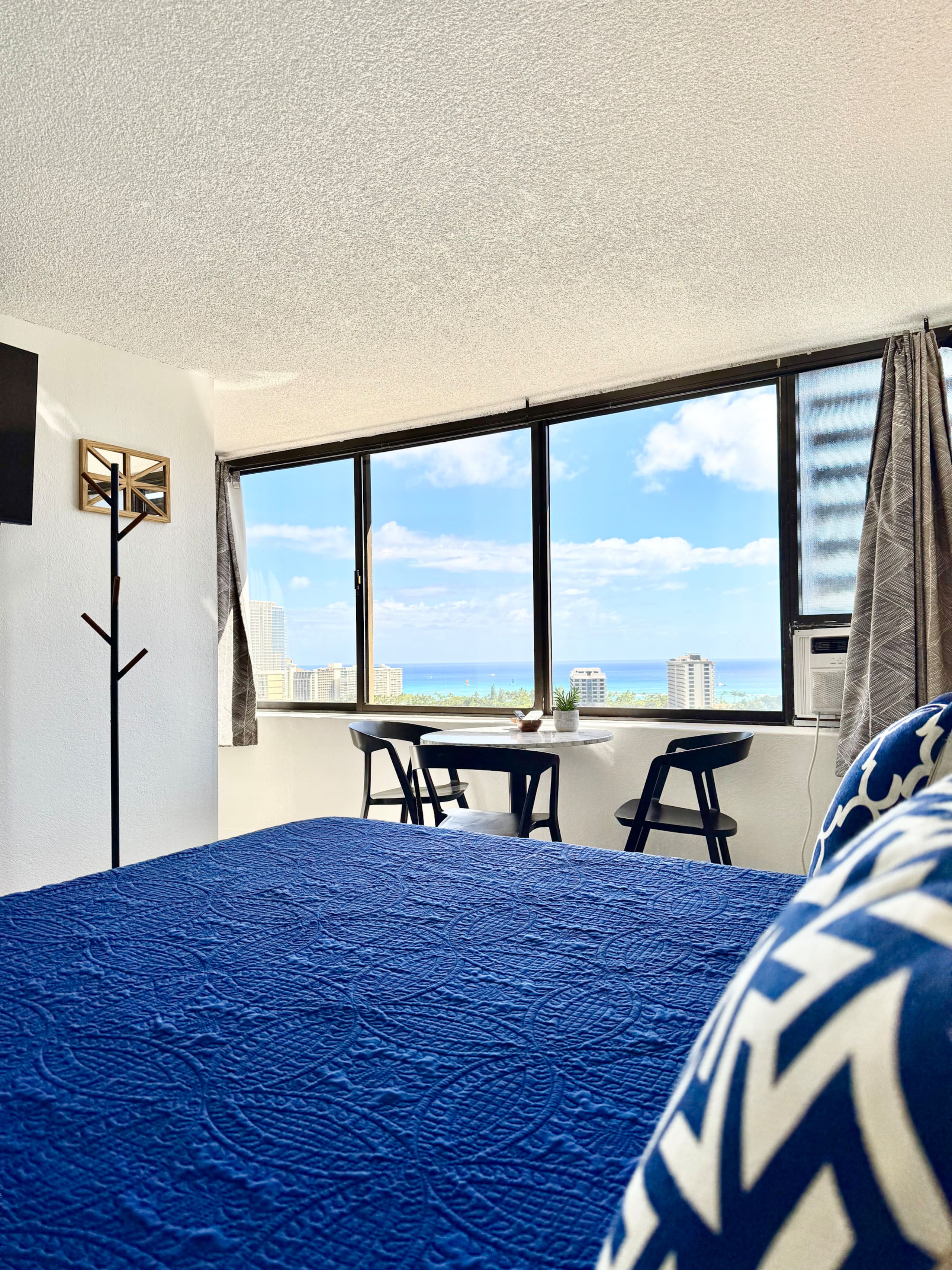 Condo in Honolulu · ★4.98 · Studio · 1 bed · 1 private bath - Image 11