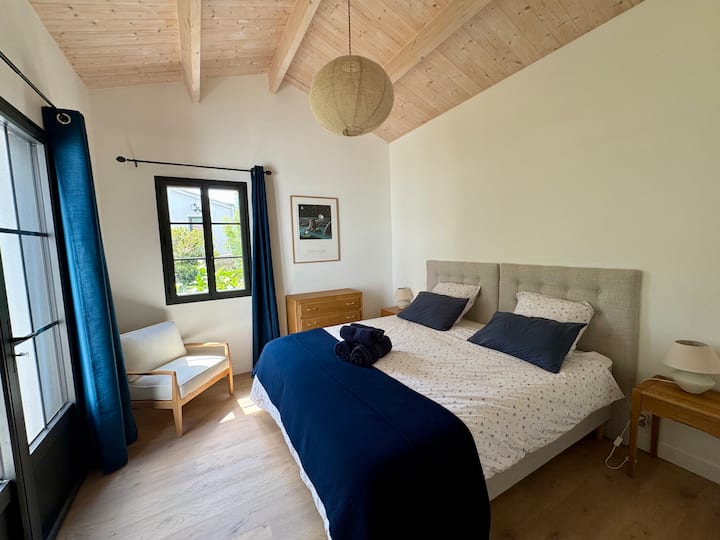 Chumba cha kulala kilicho na kitanda cha 180x200 (kinachoweza kutenganishwa katika vitanda viwili vya 90x200), chenye bafu la kujitegemea na eneo la maktaba, pamoja na eneo la mtaro wa nje  