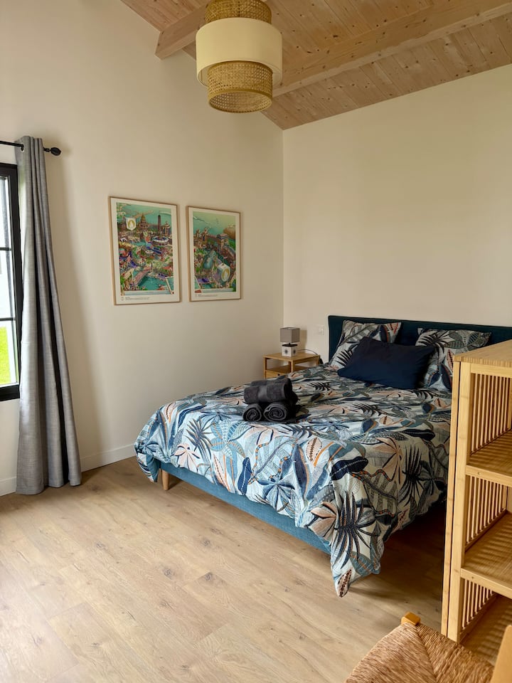 Chumba cha kulala kilicho na kitanda cha 160x200, bafu la kujitegemea, choo tofauti, kinachoangalia mtaro mkuu wa nyumba. Inawezekana kuongeza kitanda cha mtoto na meza ya kubadilisha.