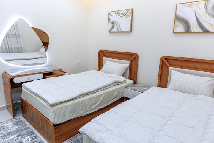 Un elegante dormitorio con dos camas separadas de 120 cm cada una, con cómodos colchones médicos que aseguran un sueño tranquilo y profundo. Diseño silencioso e iluminación suave, perfecto para amigos o niños