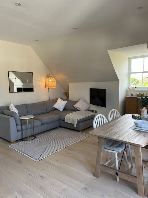 Top performing Airbnb: Modern flat close to Wimbledon in Claygate