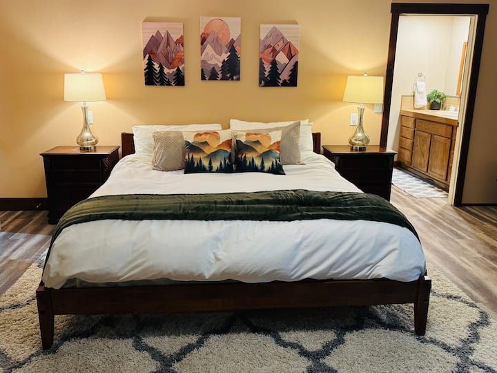 Sumérgete en la comodidad con un colchón de apoyo, sábanas suaves, muchas almohadas adicionales y mantas de lana para una noche de sueño más acogedora.