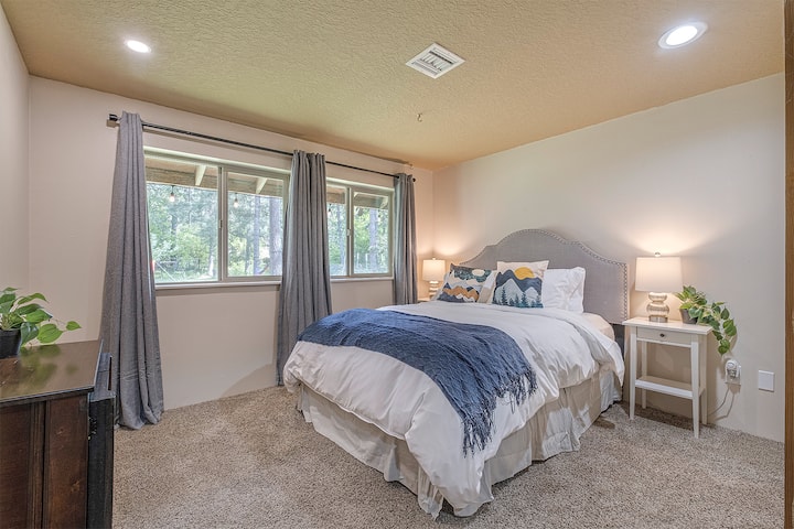 Este encantador dormitorio tiene espacio para relajarte y recargar energías, con una acogedora cama tamaño queen y un amplio armario para todas tus pertenencias.