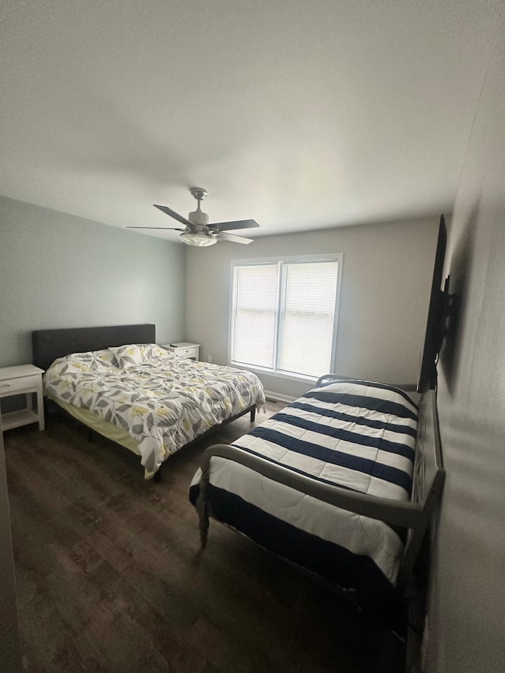 Retiro en el dormitorio: espacio luminoso y espacioso con camas cómodas, perfecto para una noche de sueño reparador.