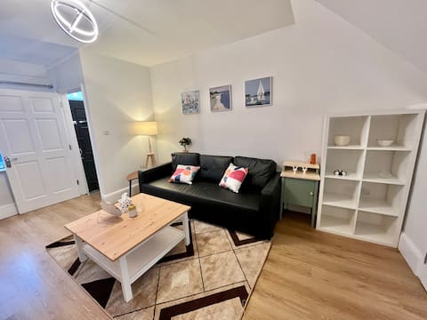 Cozy 2-Bedroom Detached Home No-12