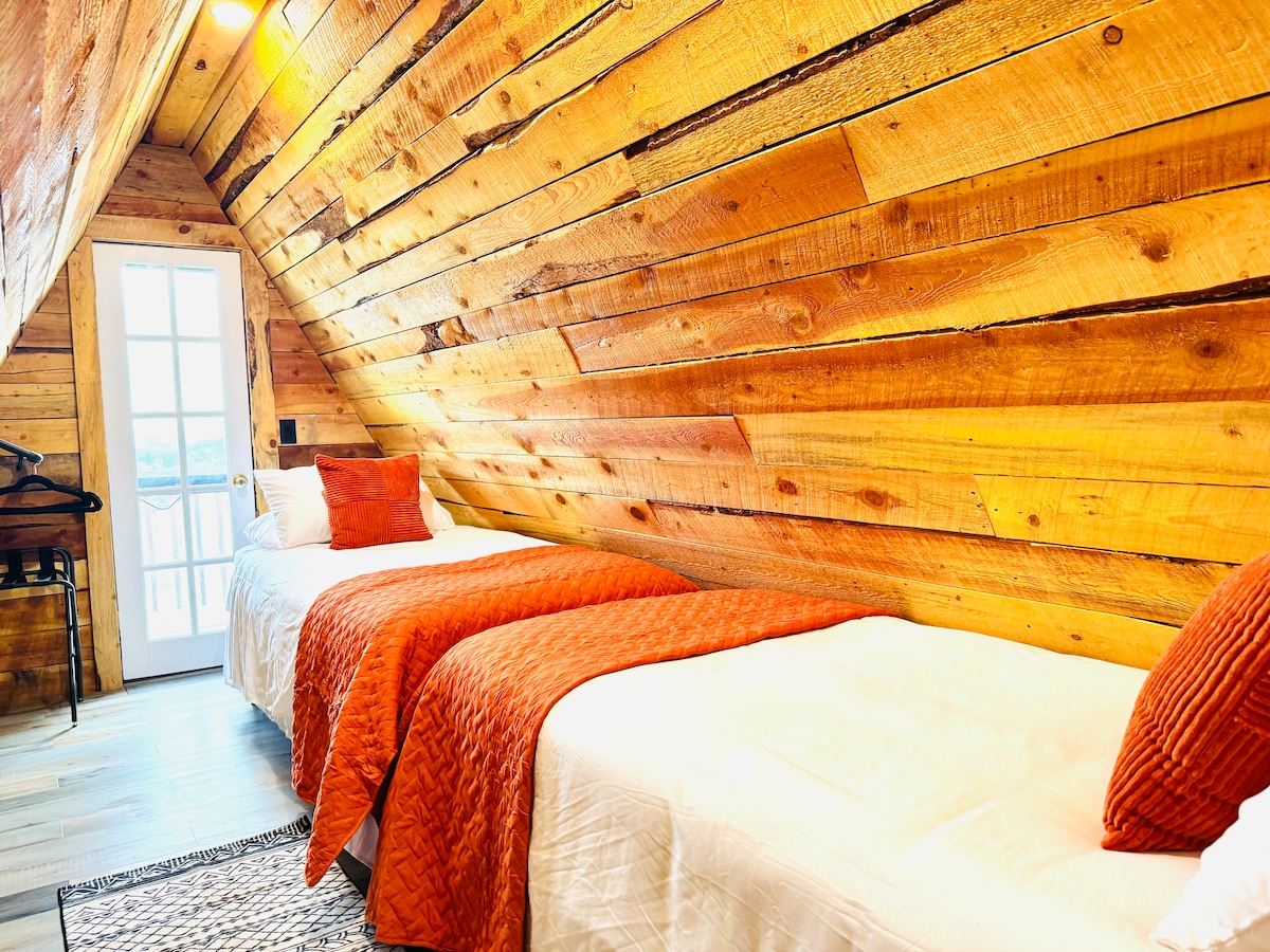 Smješten iznad svega, ovaj loft s dvije spavaće sobe spaja boemski šarm s mirnom udobnošću. Mekane teksture, slojeviti tekstil i topla rasvjeta stvaraju ugodan ambijent. Izađite na svoj privatni balkon i uživajte u kavi ili promatranju zvijezda noću.