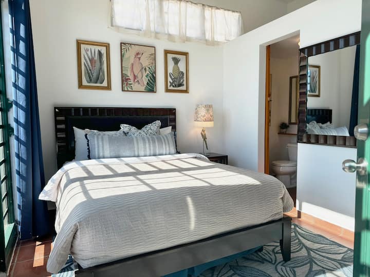 غرفة نوم ثلاثية مع حمام داخلي وإمكانية الوصول إلى سطح الطابق الثالث