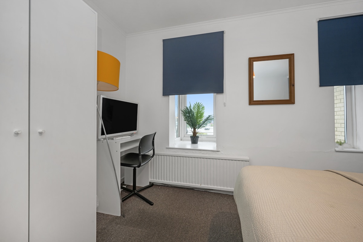 Master Bedroom - King Size Bed