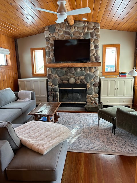 Popular Airbnb listing: Ramblers Bears Den on 4th Lake in Eagle Bay