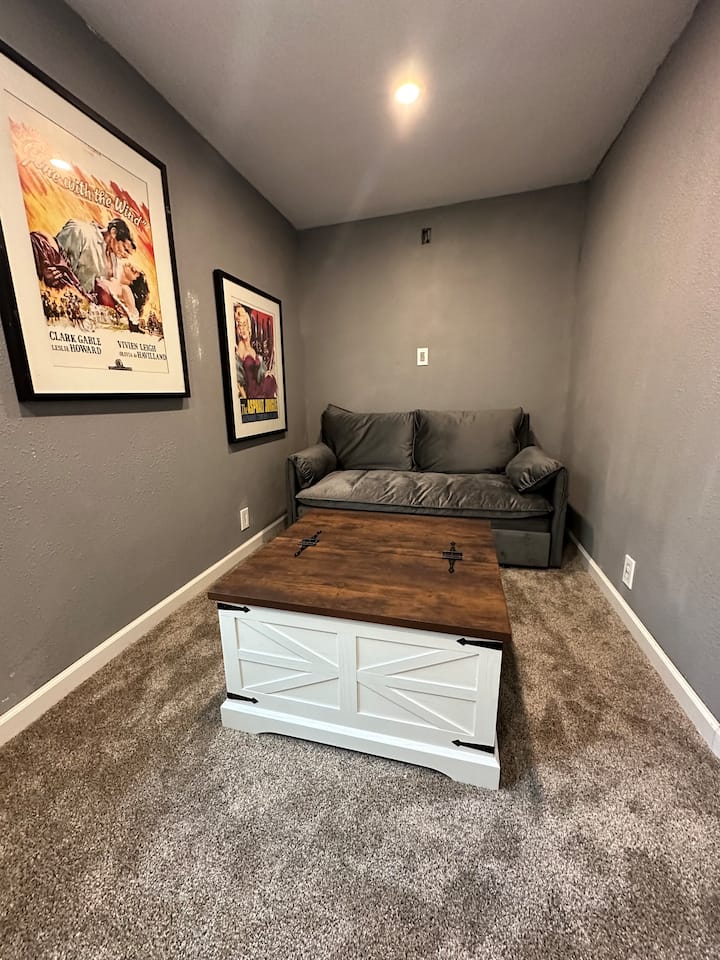 度假屋位于一号卧室外。 非常适合作为游戏室或安静的地方，可以拿笔记本电脑，提高工作效率。 沙发可转换为双人床。 设有一扇谷仓门，将其与一号卧室隔开，以保护隐私。 