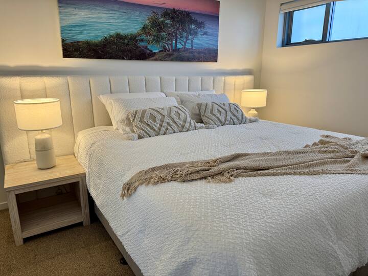 يمكن تقسيم هذا السرير إلى سريرين مفردين إذا طلبت ذلك.