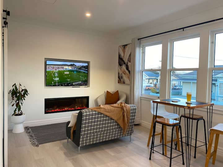 Relax In Style At "The Adelaide Petone" - Lower Hutt