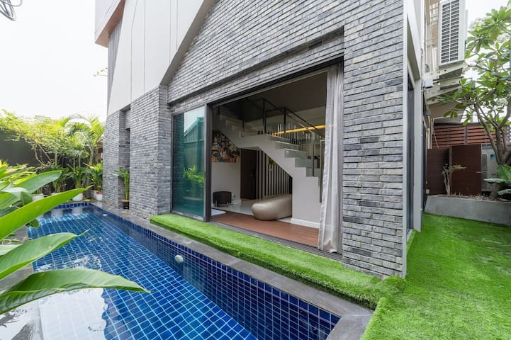 City pool villa housekeeper