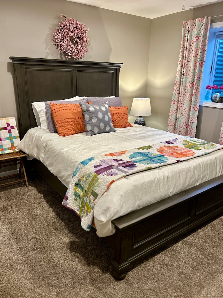 The Meadow Room
Bright and cheerful with pops of color, this cozy space features playful artwork and soft floral touches—perfect for a restful stay next to The Gingham Room.