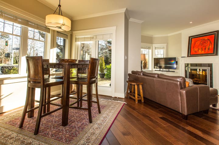 Triple Tiered Townhouse-close To Park,royal Museum - Vancouver Island
