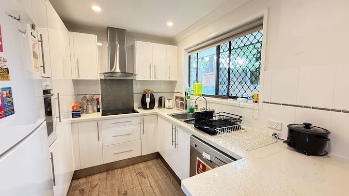 4- Walk To Shop And City Bus In 57 Gowan Rd - Springwood