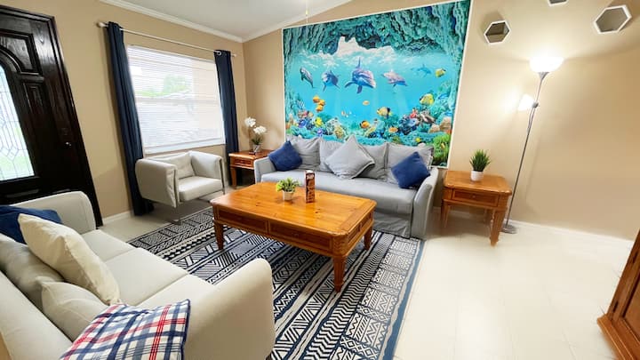 Dhomë ndenjjeje e rehatshme me divan krevat të dekoruar me një temë Sea Life