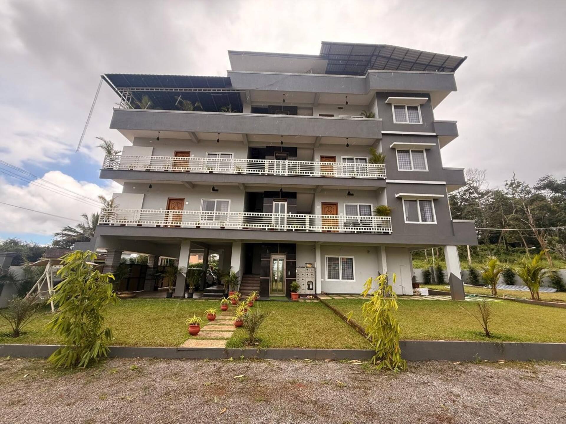 DiamondDell service Apartments