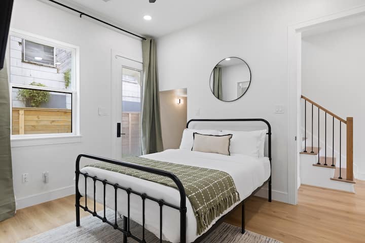 Брачен кревет (широк 150-179 см) со хотелска постелнина