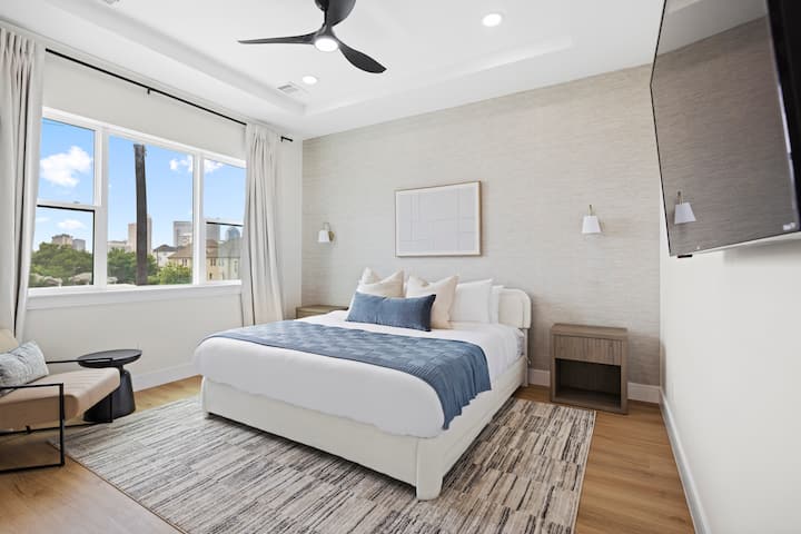 Светла и стилска спална соба со брачен кревет (широк 150-179 см)
Премиум удобност со завеси за затемнување и постелнина како во хотел