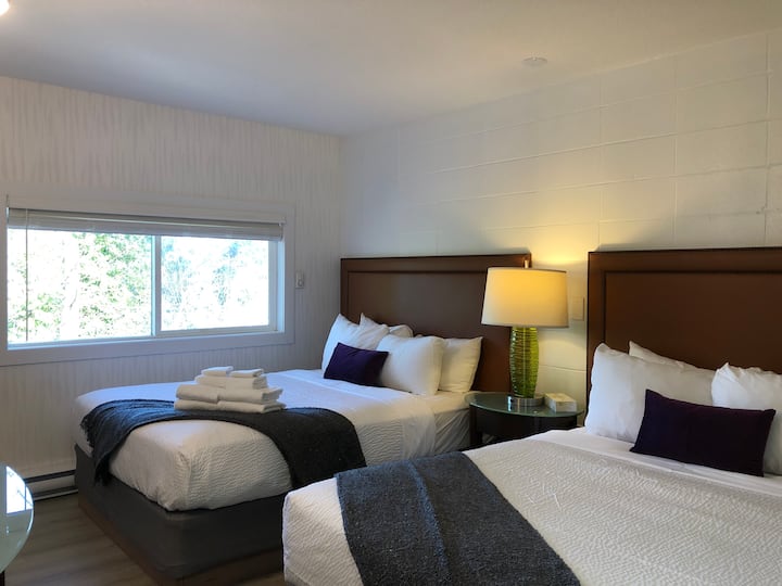 Chic Boutique Hotel In Nanaimo - Classic Two Queen - Nanaimo