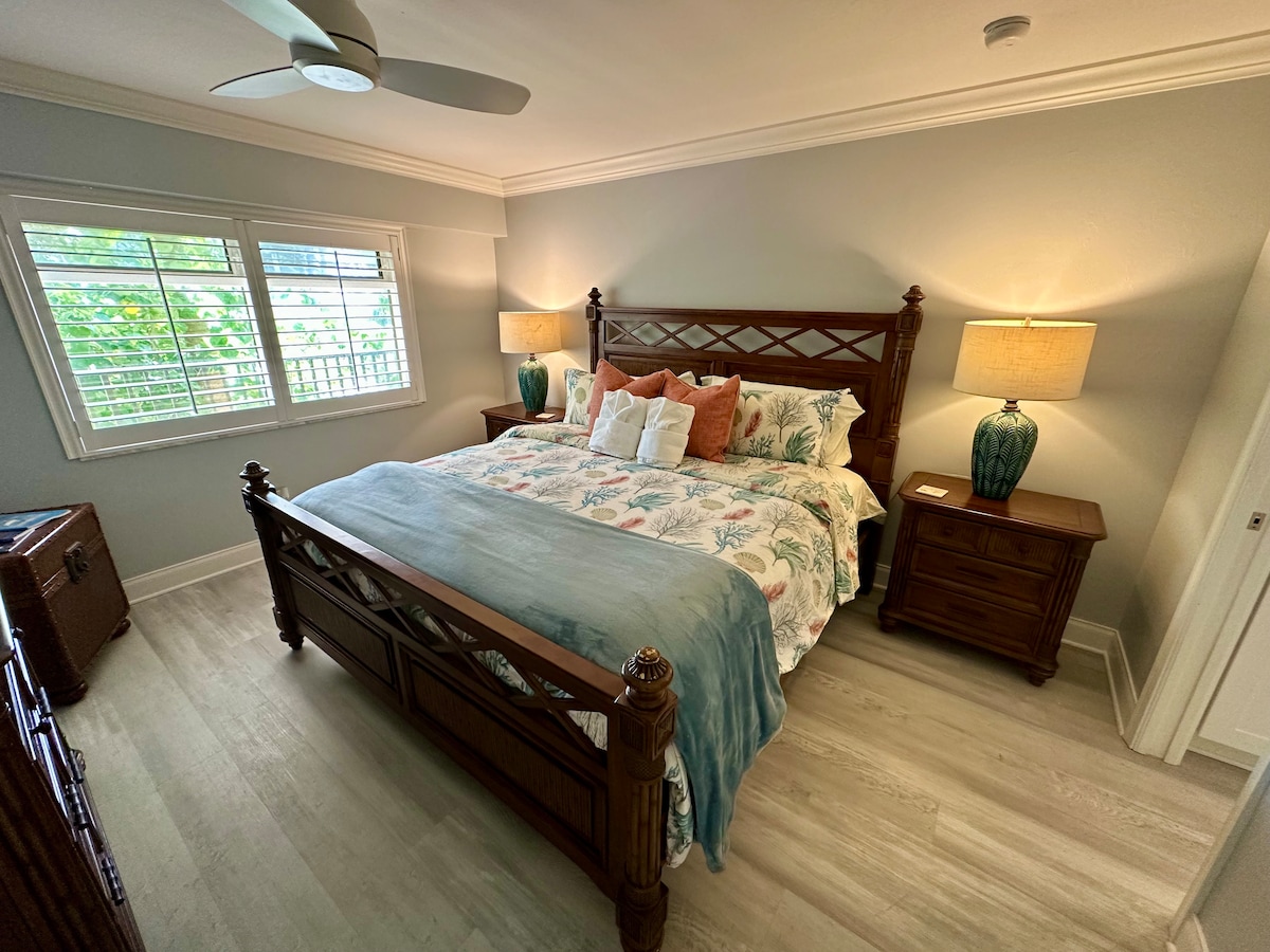 غرفة نوم رئيسية بسرير بمقاس كبير 