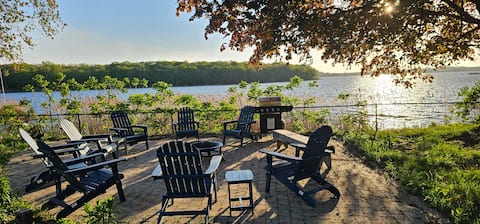 Winter Lakefront Retreat-Cozy Fireplace-Sleeps 8