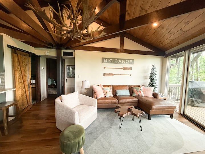 Tinsel & Timber Treehouse Cabin - Big Canoe, GA