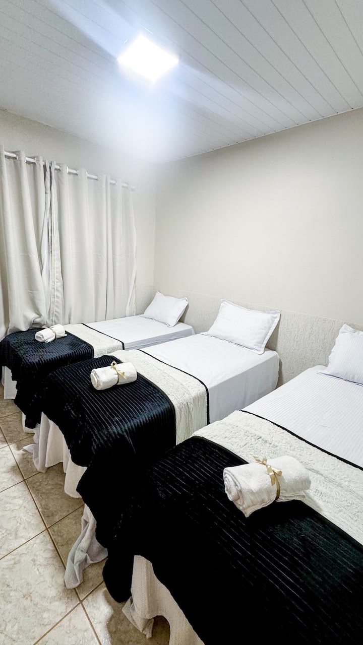 Стая с вентилатор за колони, състояща се от три единични легла.
Легло с възглавници,чаршафи, покрити, протектори за матраци и възглавници.