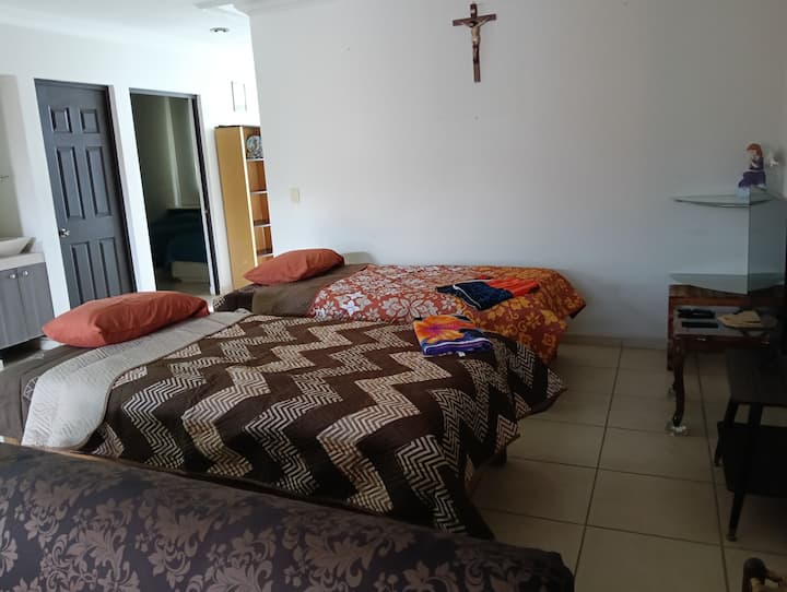 Este par de camas , están en área "libre" sin alguna puerta que de privacidad. 
Se encuentran a un lado de la sala.