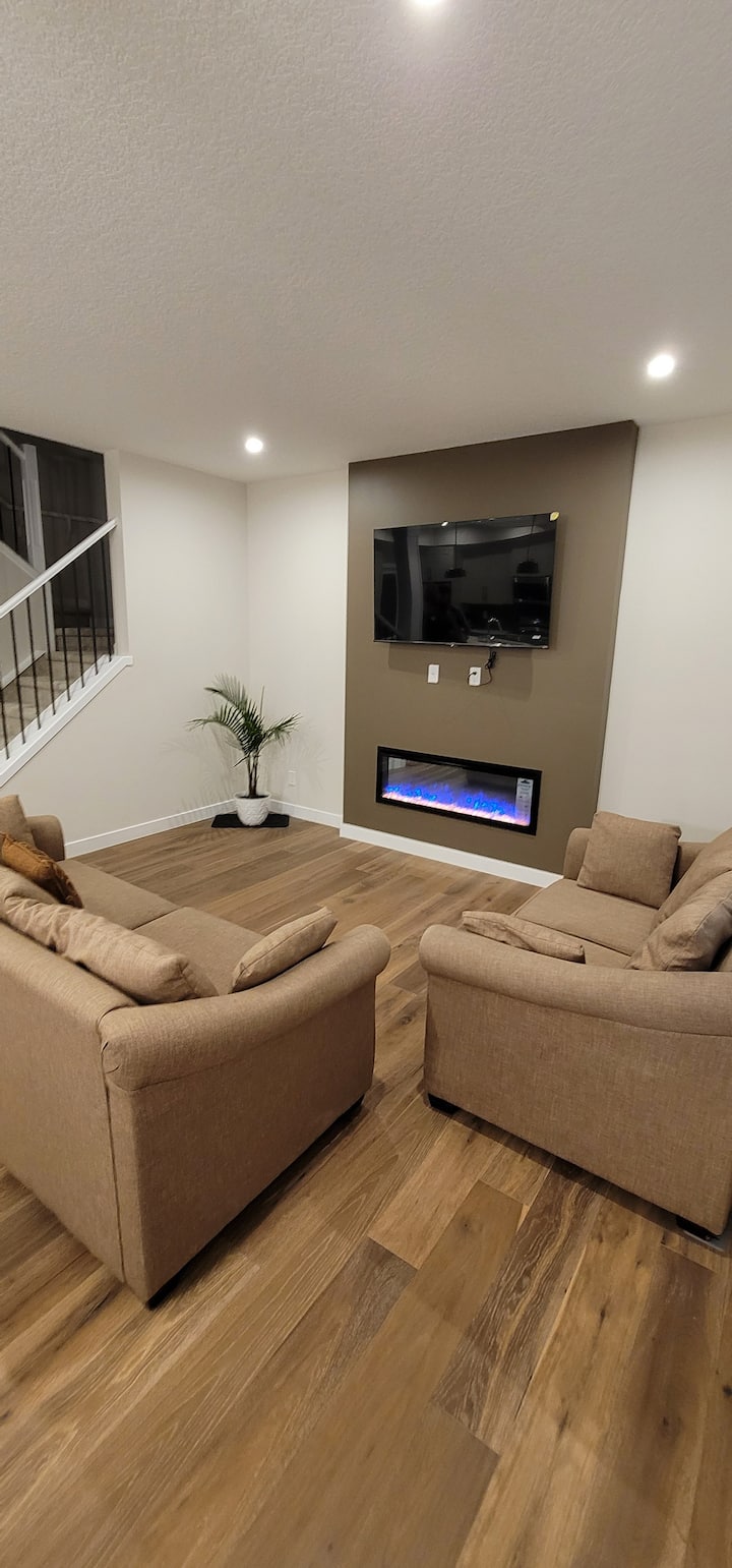3 Bedroom Full  House,
Ac ( Brand New Home) - Airdrie